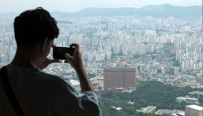 서울 남산 N서울타워에서 한 외국인 관광객이 서울 시내 아파트단지 전경을 살펴보고 있다. [연합]