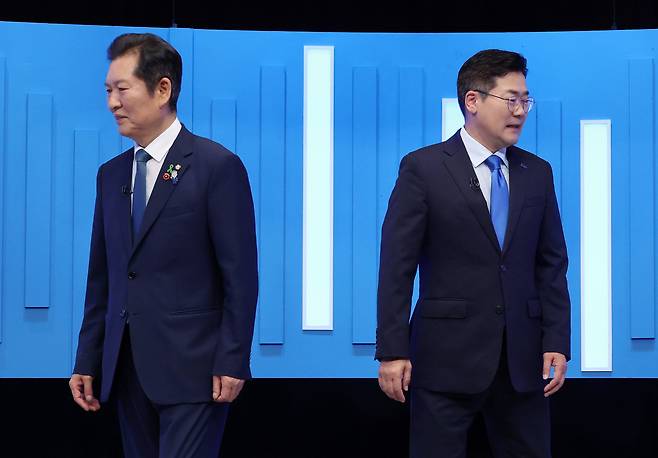 정청래(왼쪽)·박찬대 더불어민주당 당대표 후보가 16일 서울 양천구 목동 SBS에서 TV토론회에 앞서 기념촬영을 한 뒤 자리로 돌아가고 있다. 이상섭 기자