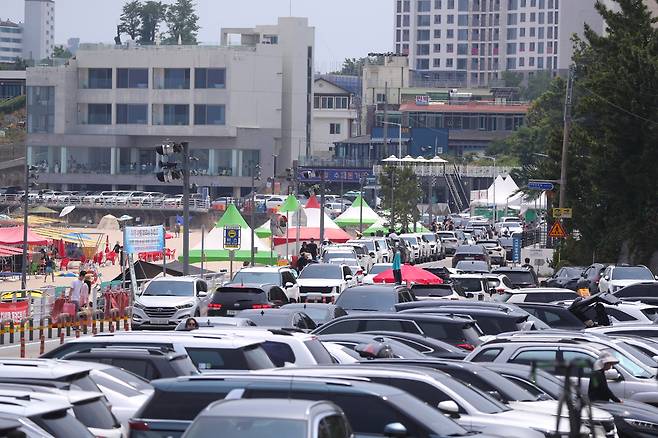 6일 강원 고성군 아야진 해수욕장 일대가 피서객들로 북적이고 있다. 기사와 무관한 자료사진. [연합]