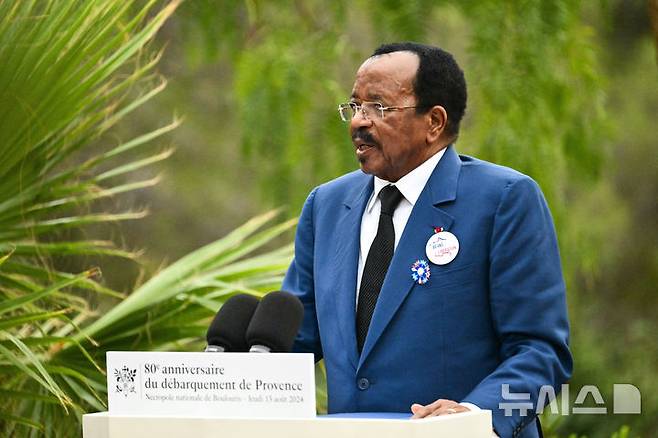 [불루리쉬르메르(프랑스)=AP/뉴시스]폴 비야 카메룬 대통령이 2024년 8월15일 프랑스 남동부 불루리쉬르메르의 불루리스 국립묘지에서 열린 기념식에서 연설하고 있다. 92살의 그는 14일 10월 선거에서 8번째 임기에 도전할 것이라고 발표했다. 2025.07.14.