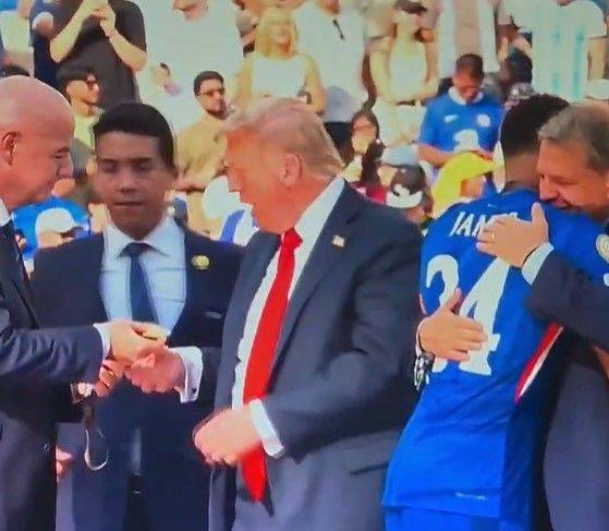 [서울=뉴시스] 트럼프 대통령은 인판티노 회장으로부터 우승 메달을 하나 선물 받았다. (사진=X(엑스·구 트위터) 캡처) 2025.07.15 *재판매 및 DB 금지