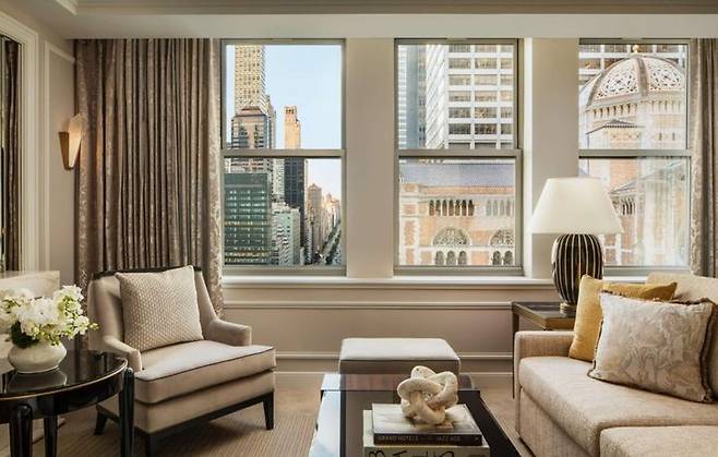 [서울=뉴시스] 미국 뉴욕의 월도프 아스토리아 호텔이 대규모 리모델링과 안방보험 사태를 거쳐 8년 만에 영업을 재개한다. (사진 = 월도프 아스토리아 누리집 캡처) 2025.07.15.  *재판매 및 DB 금지