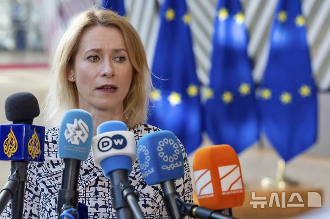 [브뤼셀=AP/뉴시스] 카야 칼라스 유럽연합(EU) 외교안보 고위대표가 15일(현지 시간) 벨기에 브뤼셀 EU 이사회 건물에서 열린 EU 외무장관 회의에 참석하면서 취재진들과 대화하고 있다. 이날 회의에선 러시아에 대한 EU의 18차 제재가 슬로바키아의 반대로 불발됐다. 2025.07.16.