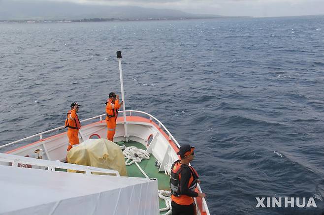 (인도네시아= 신화/뉴시스] 7월 4일 인도네시아 자바 섬 동해상에서 1일 침몰사고로 실종된 난파여객선 승객들을 수색 중인 구조대원들.  이 배에는 53명의 승객과 12명의 선원들, 10여대의 차량이 타고 있었다. 2025. 07.16.