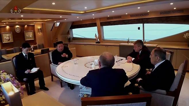 [서울=뉴시스] 김정은 북한 국무위원장이 지난 12일 북한 원산에서 세르게이 라브로프 러시아 외무장관을 접견했다고 13일 조선중앙TV가 보도했다. 라브로프 장관을 수행한 모든 사람들이 코로나 19 검사를 받았다. (사진=조선중앙TV 캡쳐) 2025.07.13. photo@newsis.com *재판매 및 DB 금지