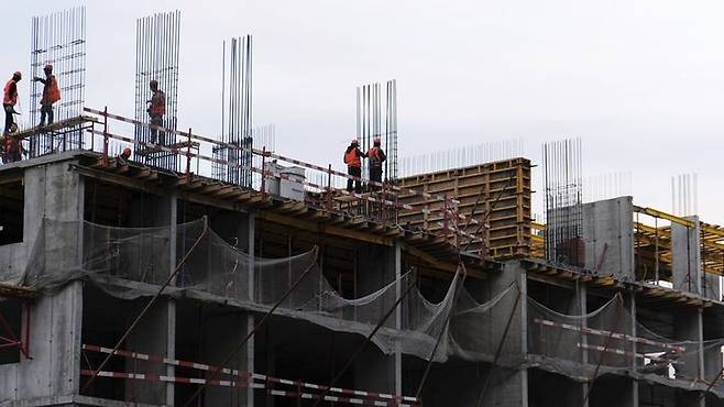[서울=뉴시스]러시아의 아파트 건설 현장. 러시아는 건설 노동력이 크게 부족해 북한 노동자들을 대거 받아들이고 있다. 중국의 한 인력공급업체가 유엔 안전보장이사회 제재를 정면으로 위반하며 북한 노동자 해외 파견을 공개 홍보하고 있다. (출처=글로벌컨스트럭션리뷰) 2025.7.16. *재판매 및 DB 금지