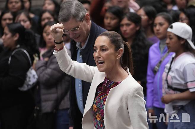[멕시코시티=AP/뉴시스]멕시코는 자국산 신선 토마토에 17.09% 관세를 부과하겠다고 한 미국에 계속 토마토를 수출하겠다고 15일(현지 시간) 밝혔다. 사진은 지난달 1일 클라우디아 셰인바움 멕시코 대통령이  멕시코시티 투표소에 도착해 주먹을 쥐어 보이고 있는 모습. 2025.07.16.