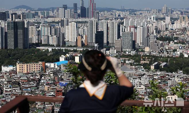 [서울=뉴시스] 조성우 기자 = 서울 남산에서 아파트 단지가 내려다보이고 있다. 2025.07.11. xconfind@newsis.com