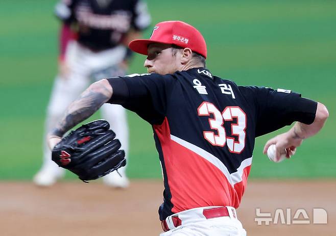 [서울=뉴시스] 홍효식 기자 = 25일 서울 구로구 고척스카이돔에서 열린 2025 KBO리그 KIA 타이거즈와 키움 히어로즈의 경기, 1회말 KIA 애덤 올러가 공을 던지고 있다. 2025.06.25. yesphoto@newsis.com