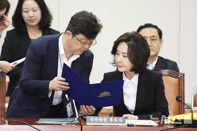 [서울=뉴시스] 고승민 기자 = 이진숙 사회부총리 겸 교육부 장관 후보자가 16일 서울 여의도 국회 교육위원회에서 열린 인사청문회에서 자료를 살펴보고 있다. 2025.07.16. kkssmm99@newsis.com