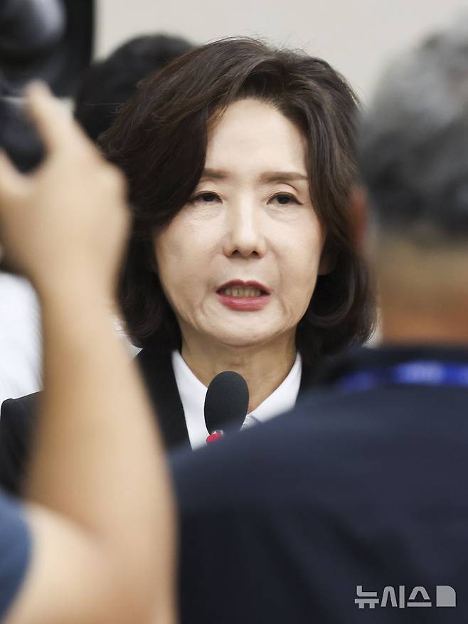 [서울=뉴시스] 고승민 기자 = 이진숙 사회부총리 겸 교육부 장관 후보자가 16일 서울 여의도 국회 교육위원회에서 열린 인사청문회에서 모두발언을 하고 있다. 2025.07.16. kkssmm99@newsis.com