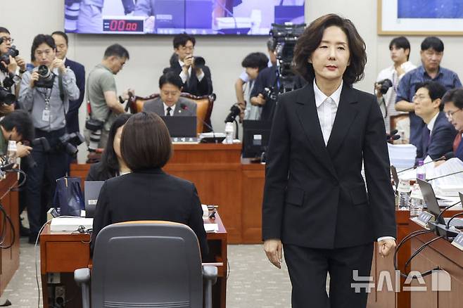 [서울=뉴시스] 조성봉 기자 = 이진숙 사회부총리 겸 교육부 장관 후보자가 16일 서울 여의도 국회 교육위원회에서 열린 인사청문회에서 선서문을 제출한 뒤 자리로 돌아오고 있다. 2025.07.16. suncho21@newsis.com