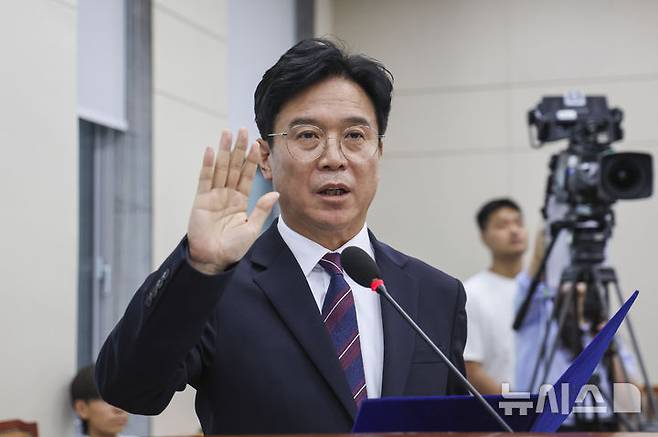 [서울=뉴시스] 김명년 기자 = 김영훈 고용노동부 장관 후보자가 16일 오전 서울 여의도 국회 환경노동위원회에서 열린 인사청문회에서 선서를 하고 있다. 2025.07.16. kmn@newsis.com