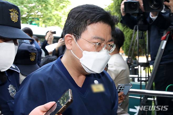 [서울=뉴시스] 조성우 기자 = 소시에테제네랄(SG)증권발(發) 주가폭락 사태 관련 주가조작 의혹 핵심으로 지목된 라덕연 전 투자컨설팅업체 대표가 지난 2023년 5월11일 오전 서울 양천구 서울남부지방법원에서 열린 구속 전 피의자 심문(영장실질심사)에 출석하고 있다. 2023.05.11. xconfind@newsis.com