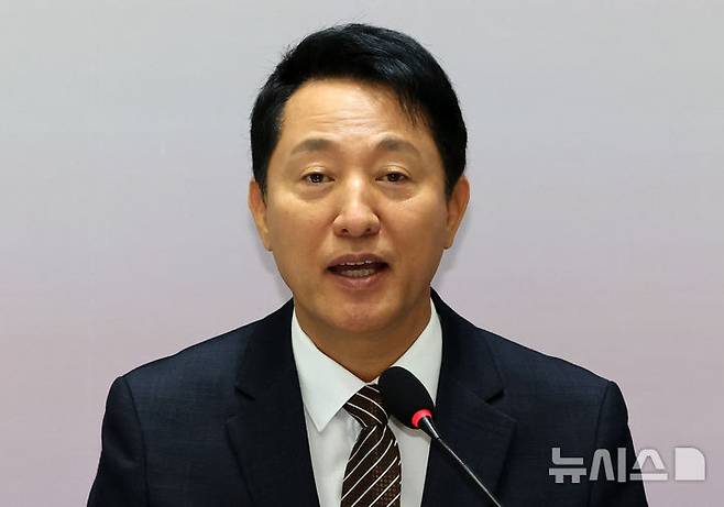 [서울=뉴시스] 권창회 기자 = 오세훈 서울시장이 16일 오전 서울 중구 서울시청에서 열린 민선 8기 취임 3주년 기자간담회에서 인사말을 하고 있다. (공동취재) 2025.07.16. photo@newsis.com