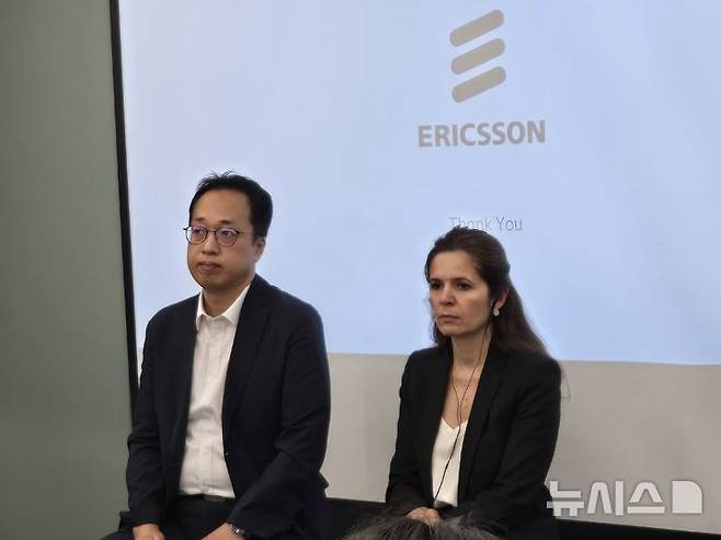 [서울=뉴시스]시벨 톰바즈 에릭슨 코리아 파트너스 CEO(오른쪽)와 박병성 에릭슨 코리아 파트너스 테크니컬디렉터가 16일 진행된 에릭슨 모빌리티 리포트 관련 기자간담회에서 질의응답을 진행하고 있다. (사진=윤현성 기자)