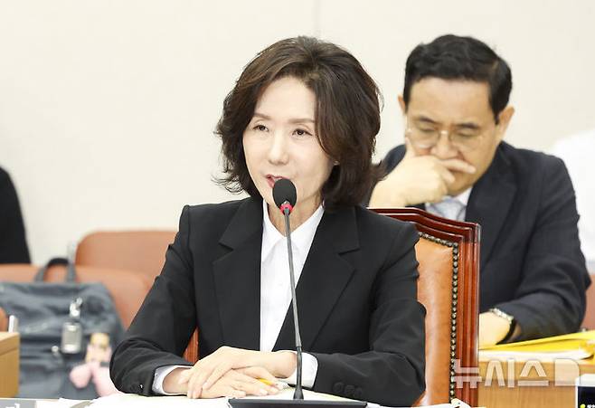 [서울=뉴시스] 고승민 기자 = 이진숙 사회부총리 겸 교육부 장관 후보자가 16일 서울 여의도 국회 교육위원회에서 열린 인사청문회에서 질문에 답하고 있다. 2025.07.16. kkssmm99@newsis.com