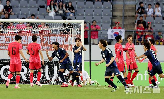 [용인=뉴시스] 김진아 기자 = 15일 경기 용인미르스타디움에서 열린 2025 동아시아축구연맹(EAFF) E-1 챔피언십(동아시안컵) 남자부 한국과 일본의 경기, 한국 선수들이 일본 료 저메인에게 실점을 허용한 뒤 아쉬워하고 있다. 2025.07.15. bluesoda@newsis.com