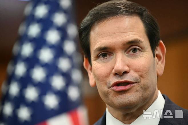 [쿠알라룸푸르=AP/뉴시스]미국 국무부가 지난주 해고한 1350여명의 직원 중에는 러시아와 우크라이나 전문 고위급 정보 분석가도 포함됐다고 15일(현지 시간) 뉴욕타임스(NYT)는 보도했다. 사진은 마코 루비오 미 국무부 장관이 지난 11일 말레이시아 쿠알라룸푸르에서 아세안(ASEAN·동남아시아국가연합) 외교장관회의와 관련한 기자들의 질문에 답하고 있는 모습.  2025.07.16.