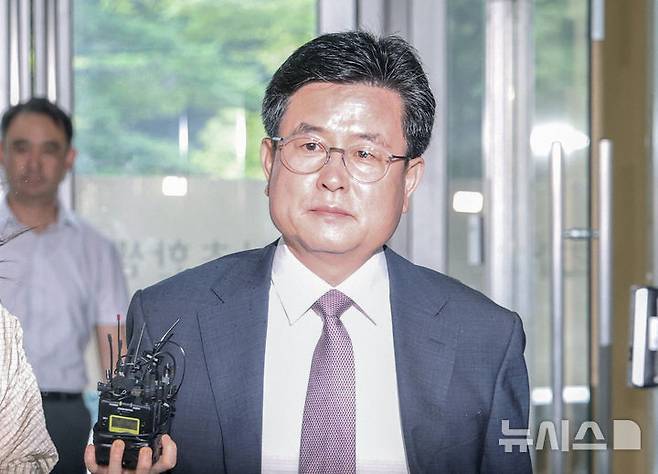 [서울=뉴시스] 김진아 기자 = 강의구 전 대통령비서실 부속실장이 16일 서울 서초구 순직해병 특검 사무실에 참고인 신분으로 출석하고 있다. 2025.07.16. bluesoda@newsis.com