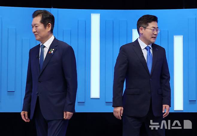 [서울=뉴시스] 국회사진기자단 = 정청래·박찬대(오른쪽) 더불어민주당 당대표 후보가 16일 서울 양천구 목동 SBS에서 열린 TV토론회에 앞서 기념촬영을 한 뒤 자리로 돌아가고 있다. 2025.07.16. photo@newsis.com