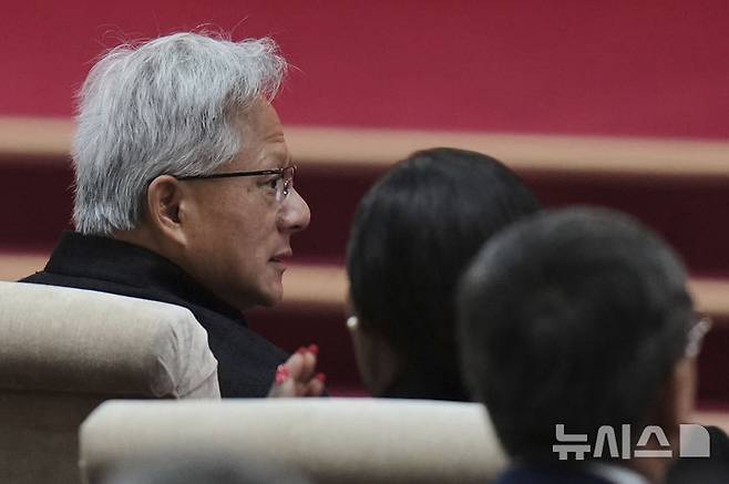 [베이징=AP/뉴시스] 젠슨 황 엔비디아 최고경영자(CEO)가 16일(현지 시간) 중국 베이징에서 열린 제3회 중국 국제 공급망 촉진 박람회 개막식에 참석해 있다. 2025.07.16.