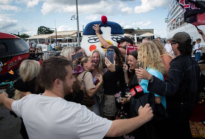 [서울=뉴시스] 이영환 기자 = 삼양라운드스퀘어는 덴마크 내 불닭볶음면 리콜 철회를 기념해 지난 8일(현지시간) 덴마크 코펜하겐에서 '불닭 스파이시 페리 파티’(Buldak Spicy Ferry Party)를 개최했다고 9일 밝혔다. 사진은 불닭 마스코트 호치와 시민들이 즐거워 하는 모습. (사진=삼양라운드스퀘어 제공) 2024.08.09. photo@newsis.com *재판매 및 DB 금지