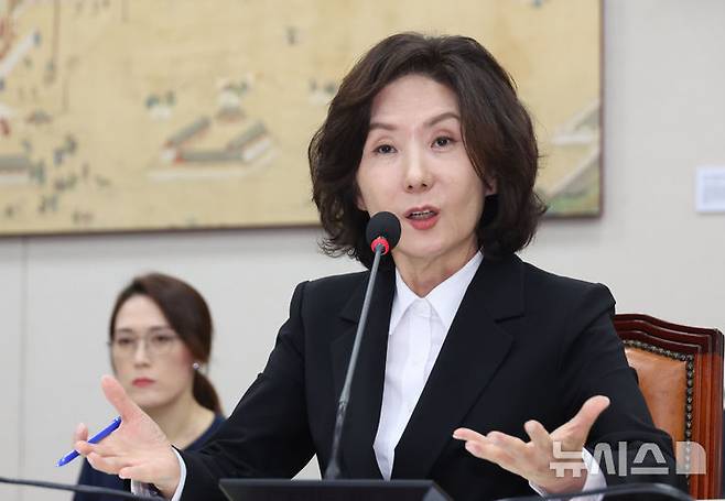 [서울=뉴시스] 고승민 기자 = 이진숙 사회부총리 겸 교육부 장관 후보자가 16일 서울 여의도 국회 교육위원회에서 열린 인사청문회에서 의원 질의에 답하고 있다. 2025.07.16. kkssmm99@newsis.com