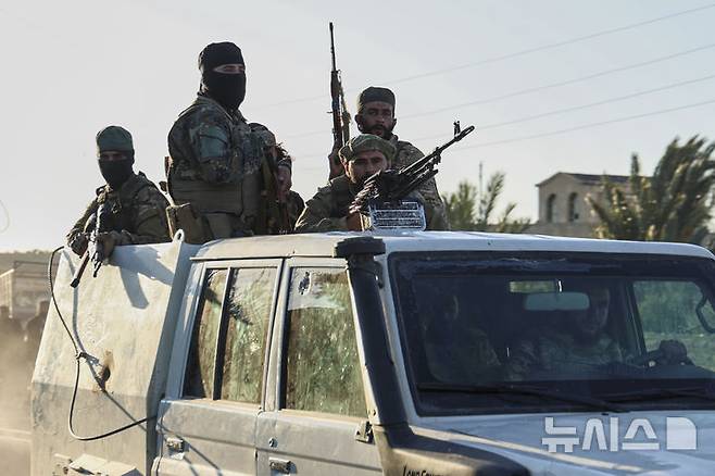 [스웨이다=AP/뉴시스] 14일(현지 시간) 시리아 남부 수와이다 외곽 마즈라 마을에서 시아파에서 분파한 드루즈족 민병대와 수니파 베두인 부족 간 무력 충돌이 벌어진 가운데, 시리아 정부군 병사들이 마을을 순찰하고 있다. 2025.07.16.