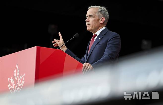 [오타와=AP/뉴시스] 마크 카니 캐나다 총리가 지난 1일(현지 시간) 오타와에서 열린 캐나다 건국 기념일 행사에 참석해 연설하고 있다. 카니 총리는 15일 미국과 무역 협상에서 관세를 피하기 어렵다며 협상에서 양보할 뜻을 내비쳤다. 2025.07.16.