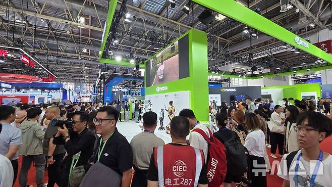 [베이징=뉴시스] 박정규 특파원 = 16일 중국 베이징 중국국제전람센터에서 열린 제3회 중국국제공급망촉진박람회에 마련된 엔비디아 전시장을 관람객들이 둘러보고 있다. 엔비디아는 공급망박람회에 이번에 처음 참가했다. 2025.07.16 pjk76@newsis.com