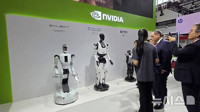 [베이징=뉴시스] 박정규 특파원 = 16일 중국 베이징 중국국제전람센터에서 열린 제3회 중국국제공급망촉진박람회에 마련된 엔비디아 전시장에서 관람객들이 전시제품을 둘러보고 있다. 엔비디아는 공급망박람회에 이번에 처음 참가했다. 2025.07.16 pjk76@newsis.com