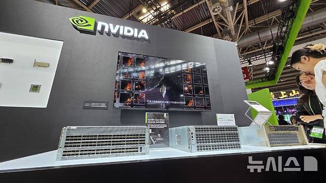 [베이징=뉴시스] 박정규 특파원 = 16일 중국 베이징 중국국제전람센터에서 열린 제3회 중국국제공급망촉진박람회에 마련된 엔비디아 전시장에서 관람객들이 전시제품을 둘러보고 있다. 엔비디아는 공급망박람회에 이번에 처음 참가했다. 2025.07.16 pjk76@newsis.com