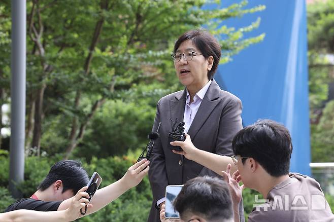 [서울=뉴시스] 김근수 기자 = 정은경 보건복지부 장관 후보자가 30일 서울 중구 T타워에 마련된 후보자 사무실로 출근하며 취재진의 질문에 답하고 있다. 2025.06.30. ks@newsis.com