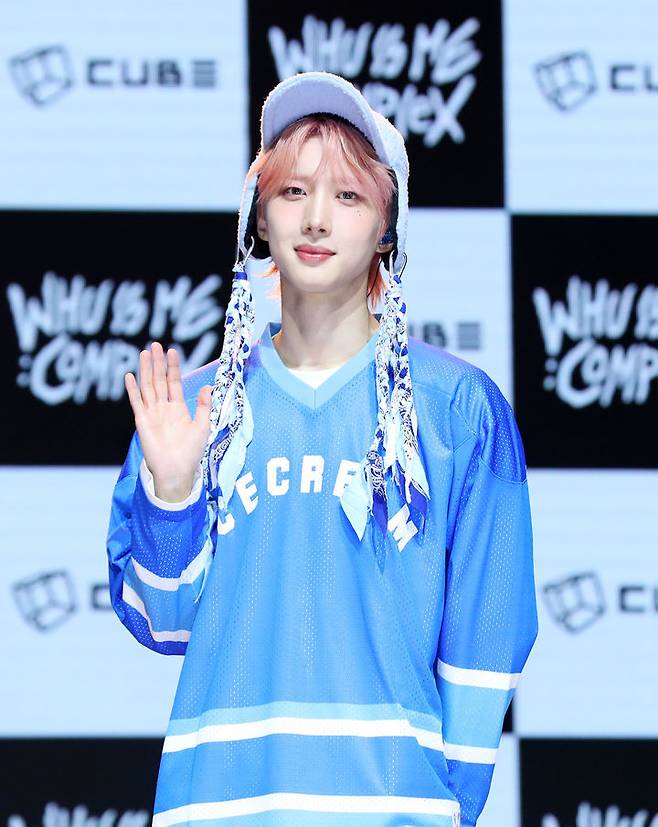[서울=뉴시스] 김혜진 기자 = 그룹 펜타곤 후이가 16일 오후 서울 광진구 예스24라이브홀에서 열린 첫 번째 솔로 앨범 'WHU IS ME : Complex'(후 이즈 미 : 콤플렉스) 발매 기념 쇼케이스에서 포즈를 취하고 있다. 2024.01.16. jini@newsis.com *재판매 및 DB 금지