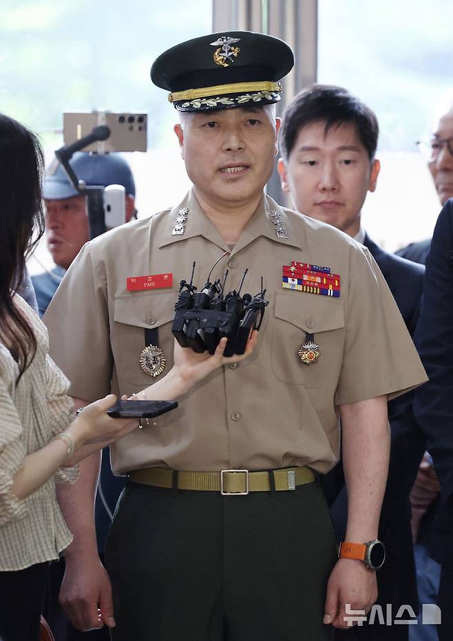 [서울=뉴시스] 김진아 기자 = 박정훈 해병대 수사단장(대령)이 순직사건 수사 당시 경위와 수사외압 의혹 관련 참고인 신분으로 16일 서울 서초구 순직해병 특검 사무실에 출석하던 중 취재진의 질문에 답하고 있다. 2025.07.16. bluesoda@newsis.com