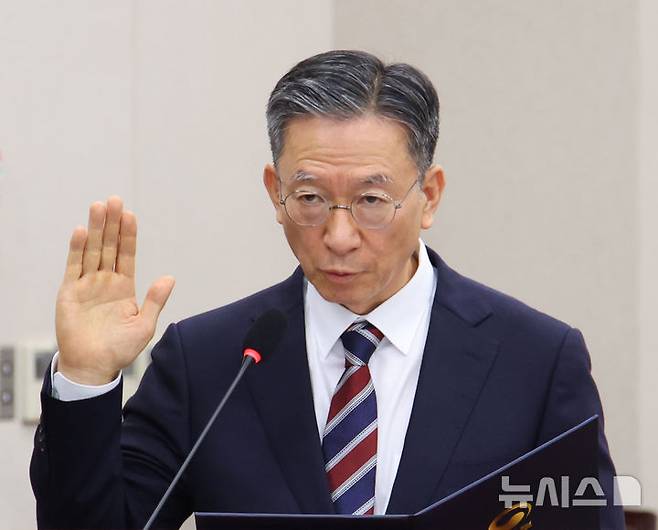 [서울=뉴시스] 김금보 기자 = 정성호 법무부 장관 후보자가 16일 서울 여의도 국회 법제사법위원회에서 열린 인사청문회에서 선서를 하고 있다. 2025.07.16. kgb@newsis.com