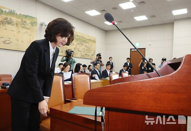 [서울=뉴시스] 고승민 기자 = 이진숙 사회부총리 겸 교육부 장관 후보자가 16일 서울 여의도 국회 교육위원회에서 열린 인사청문회에서 모두발언 후 인사를 하고 있다. 2025.07.16. kkssmm99@newsis.com