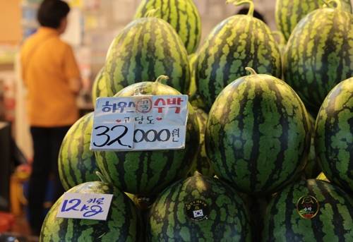 수박 가격, 전통시장서 평균 3만원 돌파 [연합뉴스 제공]