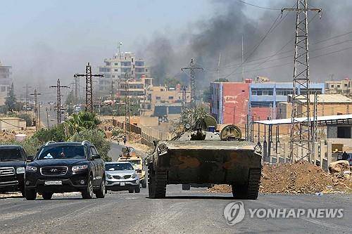 14일(현지시간) 이스라엘군 공습으로 연기 피어오르는 시리아 남부 스웨이다시 [AFP=연합뉴스]