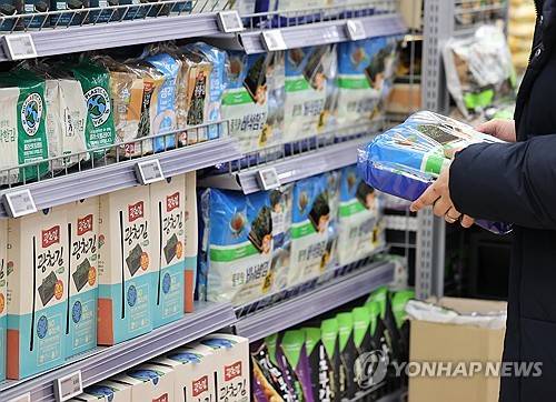 서울의 한 대형마트에서 맛김을 고르고 있는 시민 [연합뉴스 자료사진]