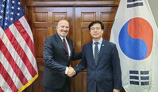 기념 촬영하는 여한구 통상교섭본부장(오른쪽)과 미국 상무부 장관. 연합뉴스