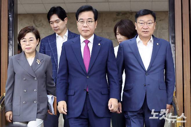 국민의힘 송언석 비상대책위원장 겸 원내대표가 11일 서울 여의도 국회에서 열린 원내대책회의에 참석하고 있다. 윤창원 기자