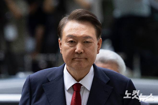 윤석열 전 대통령이 지난 9일 오후 구속 전 피의자 심문(영장실질심사)을 받기 위해 서울 서초구 서울중앙지방법원으로 들어서고 있다. 사진공동취재단