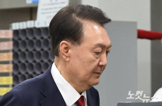 12·3 불법계엄 사태로 특검 수사를 받는 윤석열 전 대통령이 지난 9일 서울 서초구 서울중앙지방법원에서 열린 구속 전 피의자 심문(영장실질심사)을 마치고 대기 장소인 서울구치소로 이동하고 있다. 사진공동취재단