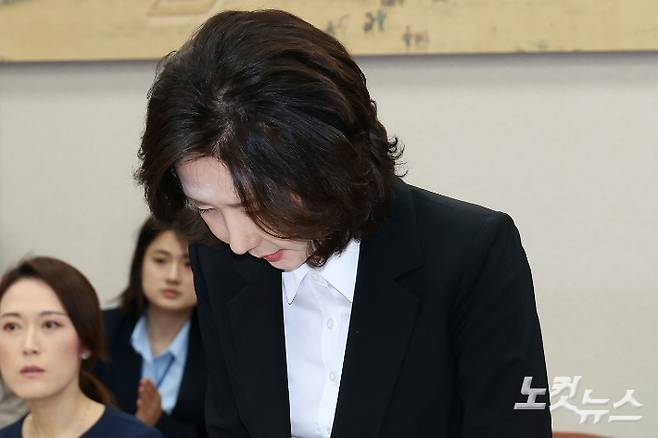 이진숙 사회부총리 겸 교육부 장관 후보자가 16일 서울 여의도 국회 교육위원회에서 열린 인사청문회에서 인사를 하고 있다. 윤창원 기자