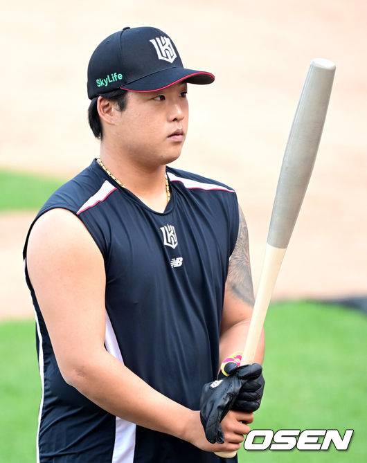 [OSEN=광주, 최규한 기자] 17일 오후 광주-기아 챔피언스필드에서 ‘2025 신한 SOL Bank KBO리그’ KIA 타이거즈와 KT 위즈의 경기가 열린다.홈팀 KIA는 양현종, 방문팀 KT는 윌리엄 쿠에바스를 선발투수로 내세운다.경기를 앞두고 진행된 훈련에서 KT 강백호가 어뢰 배트를 들어보고 있다. 이 어뢰 배트는 방망이 제작 업체가 테스트용으로 KIA 구단에 제공했다고 KIA 관계자는 전했다. 2025.04.17 / dreamer@osen.co.kr