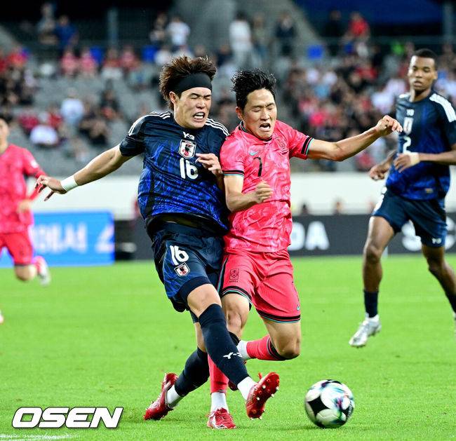 [OSEN=용인, 최규한 기자] 홍명보 감독이 이끄는 남자축구대표팀이 15일 오후 용인 미르스타디움에서 2025 동아시아축구연맹(EAFF) E-1 챔피언십(동아시안컵) 3차전 일본과 경기를 가졌다.&nbsp;한국은 1차전서 중국을 3-0, 2차전서 홍콩을 2-0으로 완파했다. 하지만 일본이 1차전서 홍콩을 6-1, 2차전서 중국을 2-0으로 이겼다. 골득실 +7의 일본이 +5의 한국을 누르고 조 선두인 상황이다. 나란히 2승을 거둔 한국과 일본은 대회 우승컵을 놓고 격돌한다.&nbsp;후반 한국 나상호와 일본 안도 토모야가 몸싸움을 벌이고 있다. 2025.07.15 / dreamer@osen.co.kr