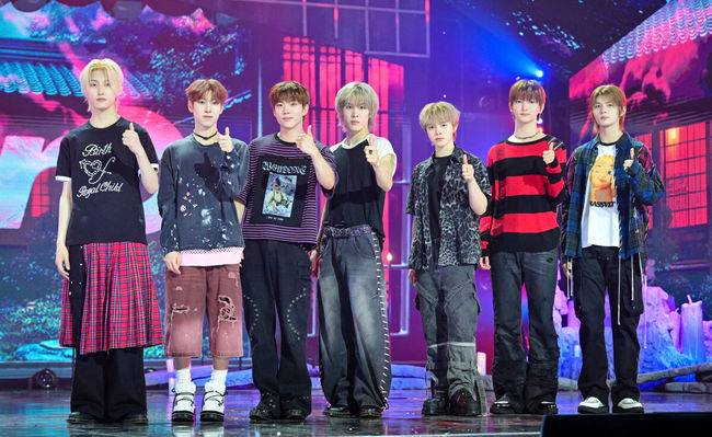 [OSEN=조은정 기자]그룹 아크(ARrC·앤디, 최한, 도하, 현민, 지빈, 끼엔, 리오토)의 미니 3집 ‘호프’(HOPE) 발매 기념 미디어 쇼케이스가 16일 서울 마포구 SBS프리즘타워 공개홀에서 열렸다.아크의 이번 앨범의 타이틀곡 ‘어썸’(awesome)은 Y2K 사운드 기반의 남부 힙합이자 크렁크 스타일을 바탕으로 한 하이프 챈트 트랙이다. 일상의 불운마저 ‘awesome’하게 전환 해내는 Z세대의 태도를 위트 있게 담아냈으며, 아크 특유의 자유롭고 개성 있는 바이브가 인상적인 곡이다.아크가 포즈를 취하고 있다. 2025.07.16 /cej@osen.co.kr