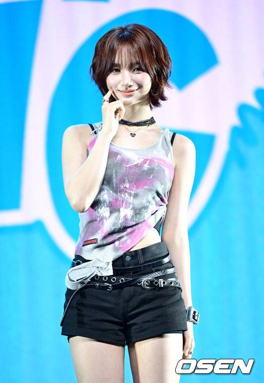 [OSEN=최규한 기자] 그룹 ifeye(이프아이-카시아, 라희, 원화연, 사샤, 태린, 미유)가 16일 오후 서울 한남동 블루스퀘어 SOL 트래블홀에서 미니 2집 물결 ‘낭’ Pt.2 ‘sweet tang(스윗탱)’을 발매 쇼케이스를 가졌다.이번 앨범 타이틀곡 ‘r u ok?’는 ifeye(이프아이)의 독보적인 멋스러움을 담아낸 노래로, 파워풀한 댄스곡 같으면서도 그 이면에 섬세한 악기 구성과 정교하게 설계된 그루브가 담겨 있어 리스너들의 귀를 사로잡을 것으로 기대된다.이프아이 샤샤가 포토타임을 하고 있다. 2025.07.16/ dreamer@osen.co.kr